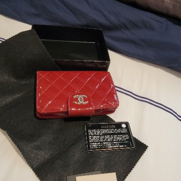 CHANEL Matelasse CC Logo Red Patent Leather Quilted Wallet